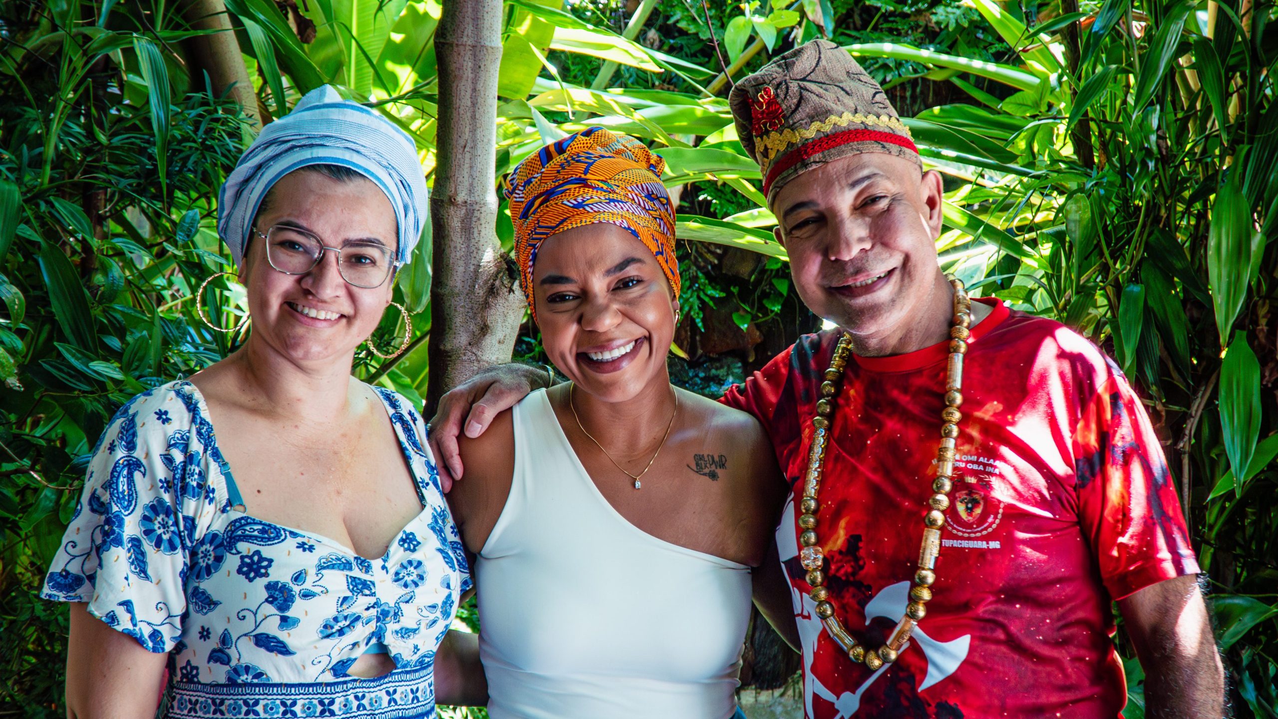 Baba Edilson, Mãe Lorena e Dandara abraçados //Foto: Ana Moraes